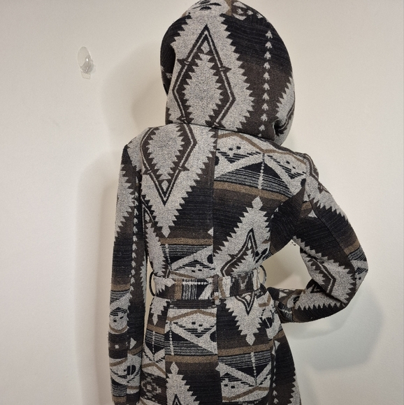 Aztec Coat with Oversized Hood by Ellabee Canada Outerwear. - Picture 4 of 9